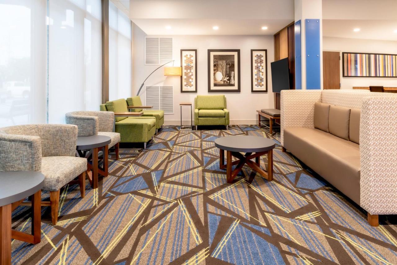 Holiday Inn Express & Suites - Milwaukee West Allis By Ihg Exterior photo