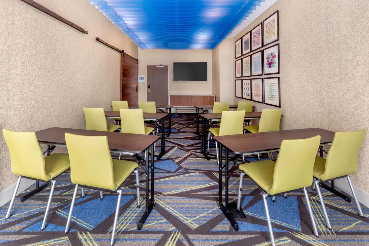Holiday Inn Express & Suites - Milwaukee West Allis By Ihg Exterior photo