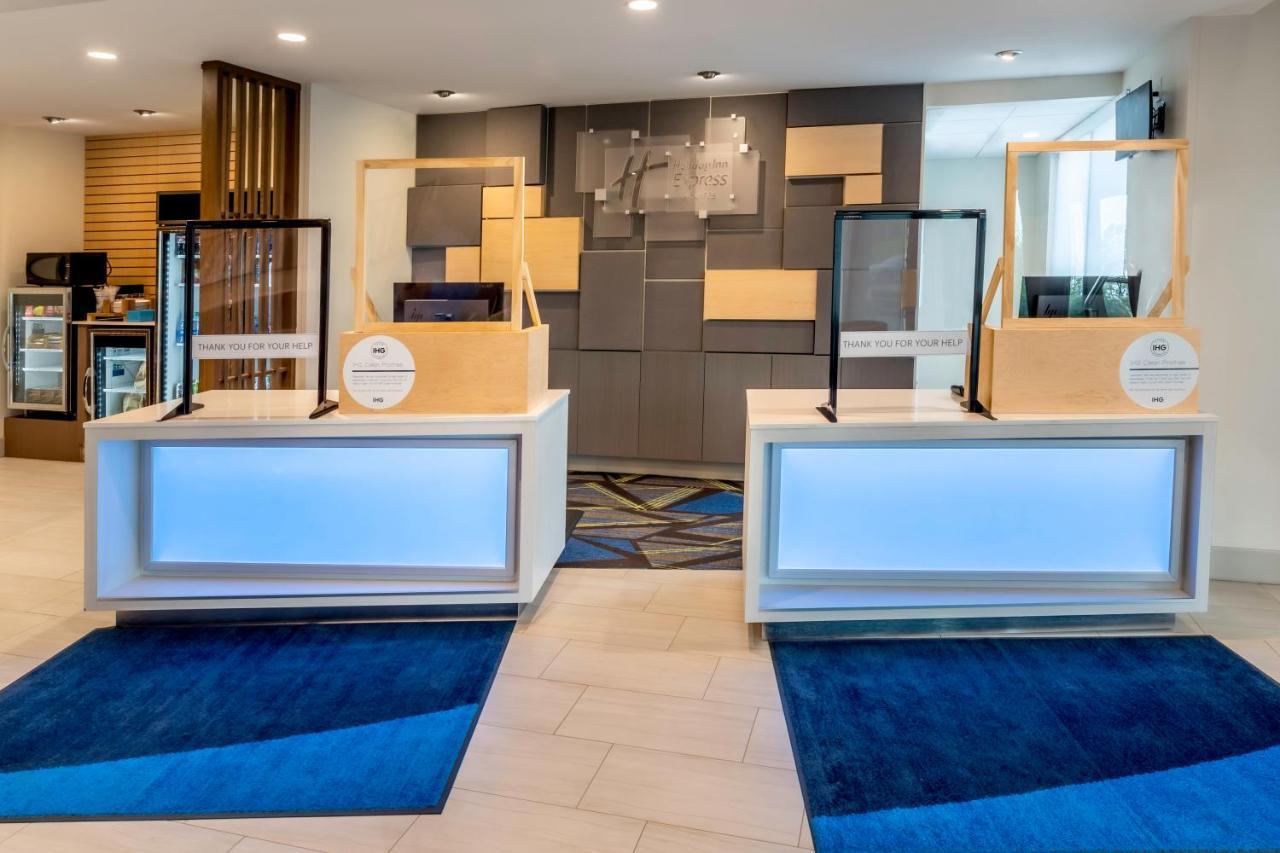Holiday Inn Express & Suites - Milwaukee West Allis By Ihg Exterior photo