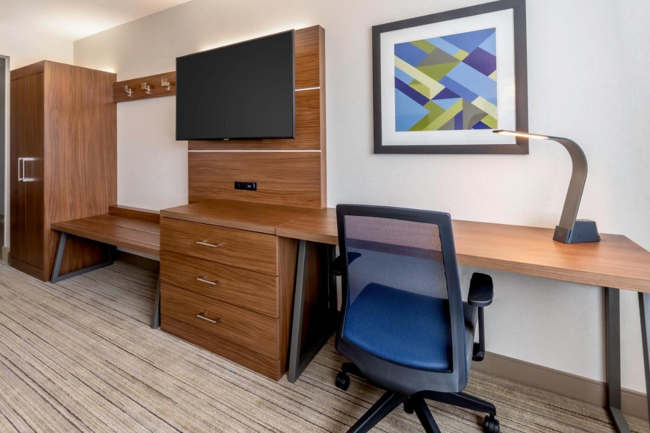 Holiday Inn Express & Suites - Milwaukee West Allis By Ihg Exterior photo