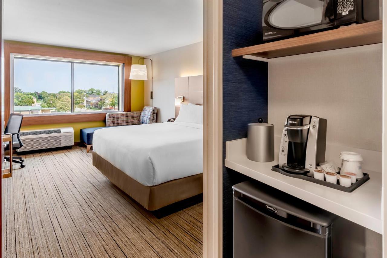 Holiday Inn Express & Suites - Milwaukee West Allis, An Ihg Hotel Exterior photo