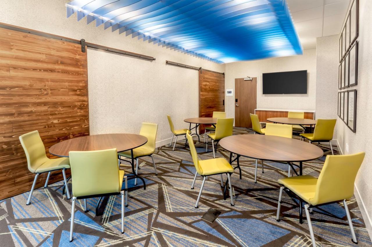 Holiday Inn Express & Suites - Milwaukee West Allis By Ihg Exterior photo