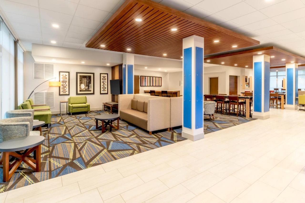 Holiday Inn Express & Suites - Milwaukee West Allis By Ihg Exterior photo