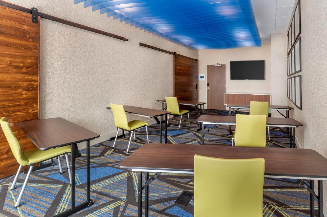 Holiday Inn Express & Suites - Milwaukee West Allis By Ihg Exterior photo